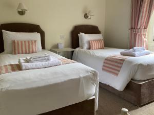 卡伦德Lubnaig Guest House的一间卧室配有两张带毛巾的床