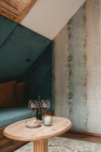 穆劳Hotel Rosenhof Murau的一张木桌,上面放着两杯酒