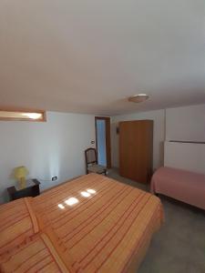 科尔萨诺Casa vacanze di Anna的一间卧室配有一张大型木床