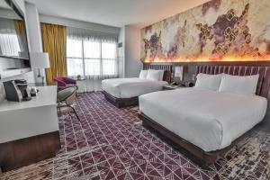伯利恒Wind Creek Bethlehem Casino & Resort的酒店客房配有两张床和一张书桌