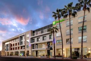 格伦代尔Holiday Inn Express & Suites - Glendale Downtown的棕榈树酒店前方的 ⁇ 染