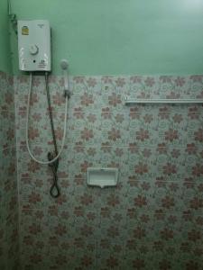 勿洞SaamSaao HomeStay Betong สามสาวโฮมสเตย์เบตง 4 Bedroom House for Rent的浴室配有淋浴和卫生间。