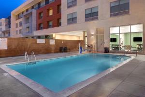 格伦代尔Holiday Inn Express & Suites - Glendale Downtown的大楼前的大型蓝色游泳池