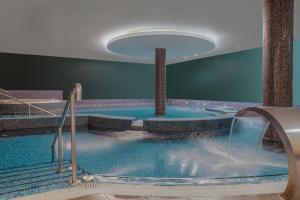 都柏林凯拉敏特汉姆希尔顿都柏林酒店的一个带喷泉的大型游泳池