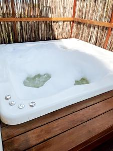 佩德拉斯港Alameda Lounge Pousada的木制橱柜顶部的白色浴缸