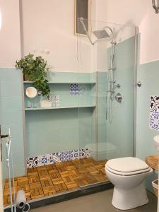 波西塔诺Casa Marty的带淋浴和卫生间的浴室