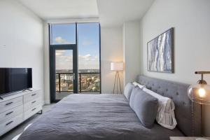 亚特兰大Luxury 2bdrm Penthouse in Midtown的一间卧室配有一张大床和电视