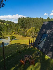 IbicaréCabana com Hidromassagem e Vista, a 12km de Treze Tílias的享有带庭院的房屋的空中景致