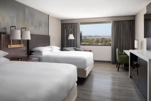 达拉斯达拉斯艾迪森科然姆商业街廊万豪酒店的酒店客房设有两张床和窗户。
