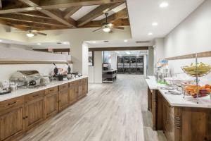 圆石城Hampton Inn Austin Round Rock的大型厨房设有木制橱柜和木地板。
