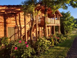普拉伊德Country Chalet的小木屋设有甲板和鲜花