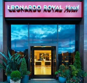 爱丁堡Leonardo Royal Hotel Edinburgh的通往酒店红色标志的旋转门