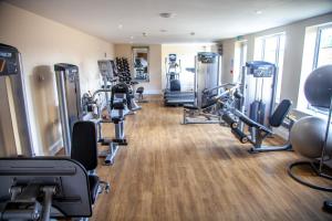 Brome贝斯特韦斯特布罗梅格兰吉酒店的健身房设有数台跑步机和有氧运动器材