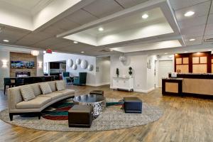 克兰福德Homewood Suites by Hilton Newark-Cranford的客厅配有沙发和桌子