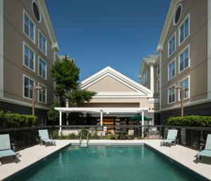 奥斯汀Homewood Suites by Hilton Austin NW near The Domain的大楼前的游泳池