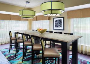 欧文Hampton Inn Dallas Irving Las Colinas的大型用餐室配有大桌子和椅子