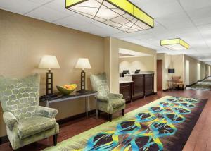 欧文Hampton Inn Dallas Irving Las Colinas的大堂设有两把椅子和候机室