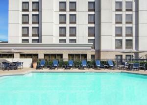 欧文Hampton Inn Dallas Irving Las Colinas的酒店前的游泳池