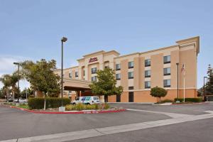 克洛维斯Hampton Inn & Suites Clovis Airport North的前面有停车场的酒店