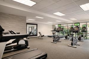 夏洛特夏洛特机场北部万怡酒店的健身房设有跑步机和椭圆机