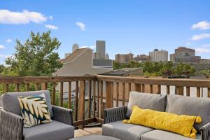 匹兹堡Pittsburgh Gem - 5BR - Downtown Deck View的露台配有两把椅子和一张沙发,位于甲板上