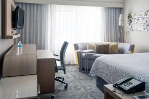 北奥姆斯特德克利夫兰机场北万怡酒店 的一间酒店客房,一间设有一张床和一张书桌