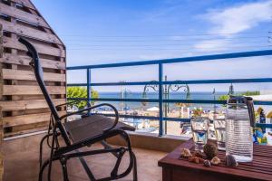 法里拉基沙湾海滩旅馆的海滩景阳台的椅子