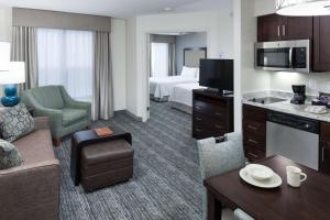 塔奇拉西雅图希尔顿惠庭套房酒店 - 塔科马机场/塔奇拉的酒店客房设有床和客厅。