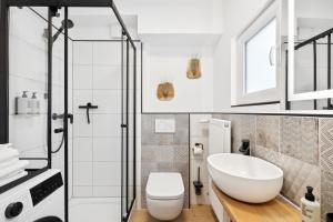 不莱梅Modernes Studio am Bremer Dom mit Balkon的浴室配有白色水槽和卫生间。