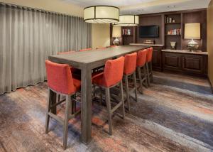 亚历山德里亚亚历山德里亚老城区南希尔顿恒庭旅馆&套房酒店的一间会议室,配有木桌和橙色椅子