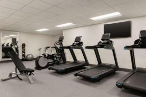 新奥尔良新奥尔良希尔顿逸林酒店的健身房设有心肺功能训练器材和平面电视。