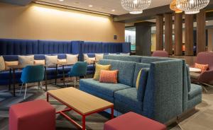 杰克逊维尔Tru By Hilton Jacksonville South Mandarin, Fl的带沙发和桌椅的等候室
