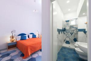 伊斯基亚Hotel Villa Sirena的一间卧室配有一张床,浴室设有水槽