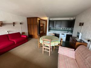 摩德纳迪-坎皮格里奥Monolocale Alberti Rainalter的客厅配有红色的沙发和桌子