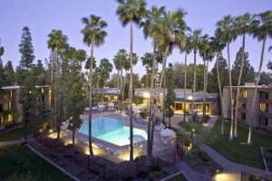 坦培凤凰城希尔顿逸林坦佩酒店的享有度假村的空中景致,设有游泳池和棕榈树
