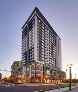 劳德代尔堡Home2 Suites By Hilton Ft. Lauderdale Downtown, Fl的黄昏时在城市街道上高大的建筑
