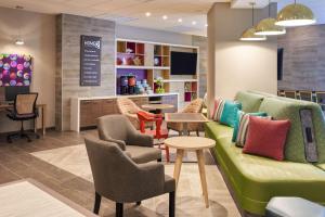 劳德代尔堡Home2 Suites By Hilton Ft. Lauderdale Downtown, Fl的带沙发、椅子和桌子的等候室
