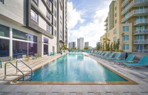 劳德代尔堡Home2 Suites By Hilton Ft. Lauderdale Downtown, Fl的一座建筑物中央的游泳池