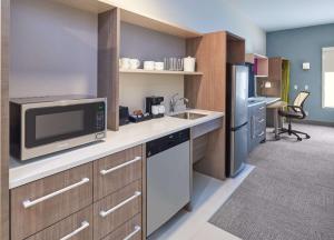 劳德代尔堡Home2 Suites By Hilton Ft. Lauderdale Downtown, Fl的厨房配有水槽和微波炉