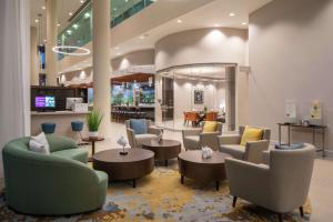 迈阿密DoubleTree by Hilton Miami Doral的大堂配有沙发、椅子和桌子