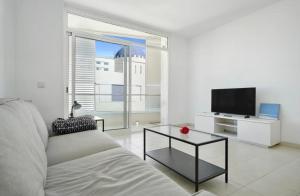 卡拉费尔Beach apartment with pool的带沙发和平面电视的客厅