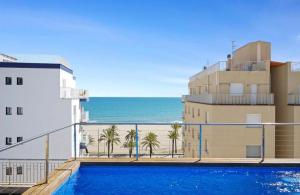 卡拉费尔Beach apartment with pool的一个带游泳池和海洋的阳台