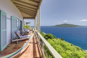 LovenlundSt Thomas Cliffside Villa with Pool and Hot Tub!的海景阳台