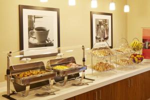 圣地亚哥圣地亚哥大使谷汉普顿酒店的包含多种不同食物的自助餐