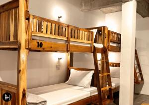 Ban KohongBAAN650 Hostel的客房内的两张双层床