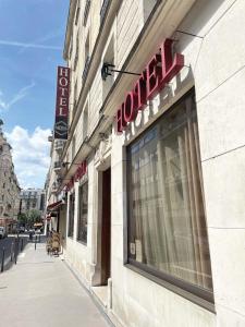 巴黎美迪亚酒店的建筑物一侧有标志的商店