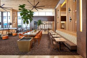 圣地亚哥圣地亚哥/海洋世界区希尔顿惠庭套房酒店的一间带桌椅和天花板的餐厅