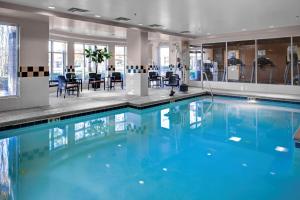 阿尔法利塔亚特兰大北/阿尔法利塔希尔顿花园酒店的酒店内有一个蓝色的游泳池