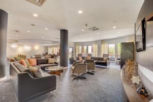 西切斯特辛辛那提北联合中心万怡酒店的带沙发和桌子的客厅以及窗户。