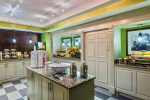 亚特兰大亚特兰大佩利梅特中心希尔顿恒庭酒店的一间设有绿色墙壁和白色橱柜的大厨房